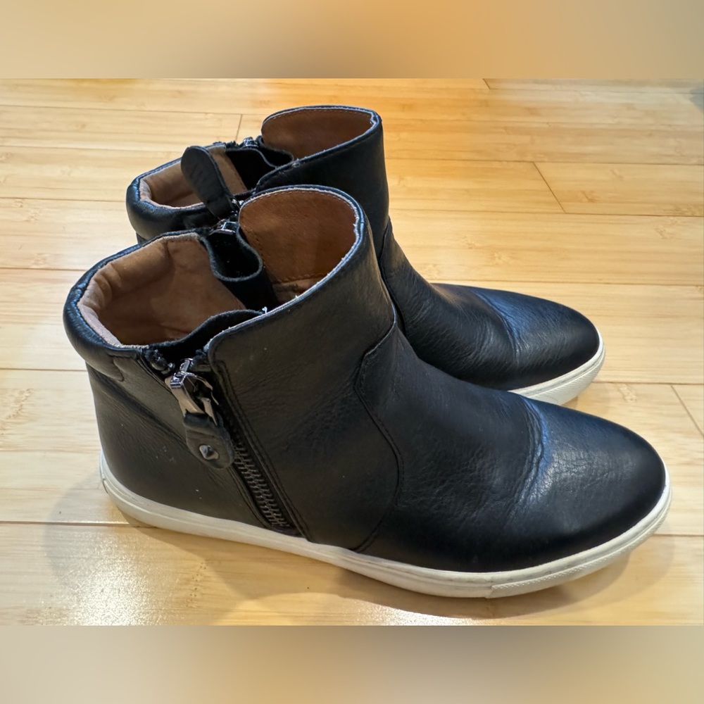 Gentle Souls Kenneth Cole Carole Black Leather SideZip Bootie Sneaker Womens 6.5